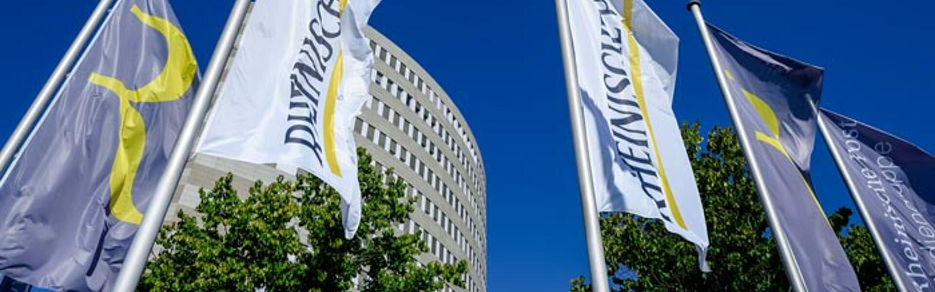 Success Story Bedarfsanforderungen Rheinische Post Firmengebaeude Flaggen