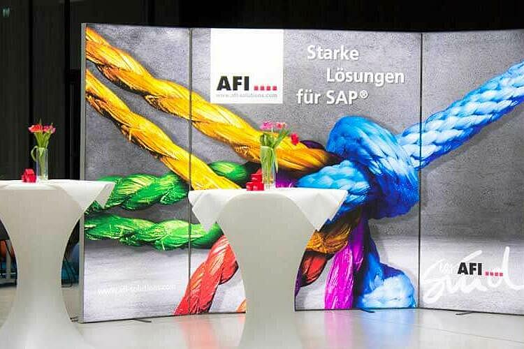 News Auftakt Eventreihe AFI Time4Solutions leuchtende Messewand